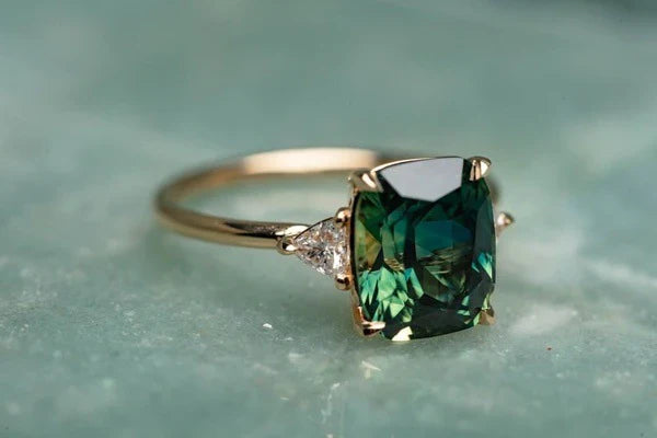 Emerald Elegance™ - Vintage-Inspired Gold Ring with Green Gemstone